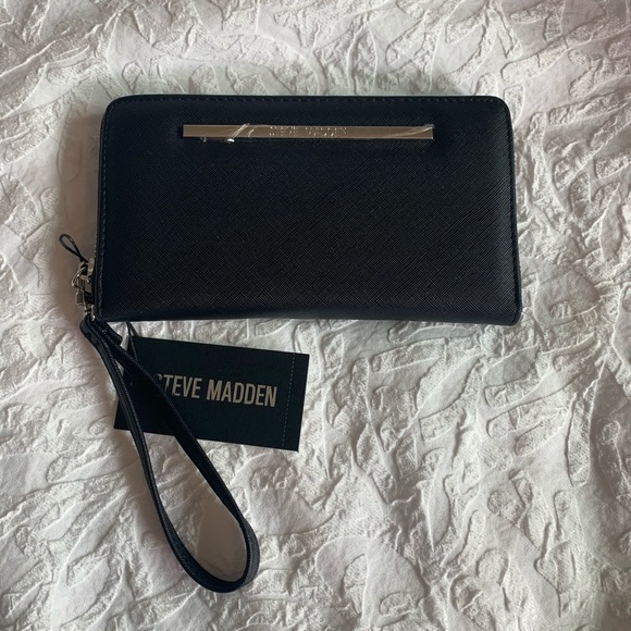 Steve Madden Handbags - Steve Madden Clutch Zip Around Wallet Logo Bzippy